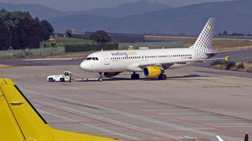 Un avión de Vueling en el aeropuerto de Vigo. // Marta G. Brea