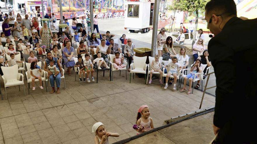 El Llano pone el broche a sus fiestas de mayo con magia y música