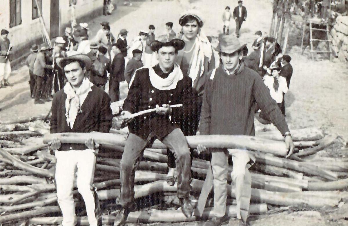 Rapaces de Darbo no entroido de Nerga, no lugar do Xogo da Bola, nos anos 60.// Cesión Lois Guimeráns
