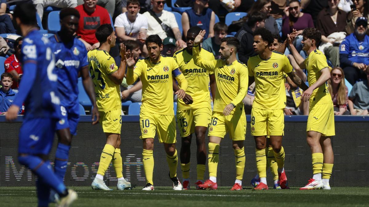 Los jugadores del Villarreal celebran el gol marcad por su compañero Ayoze Pérez.