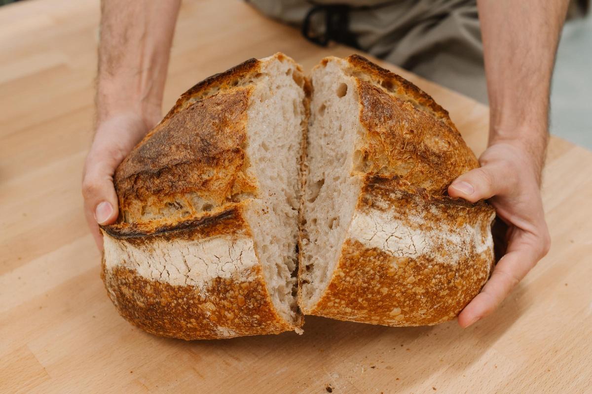 Miragoli muestra uno de los panes que elabora.