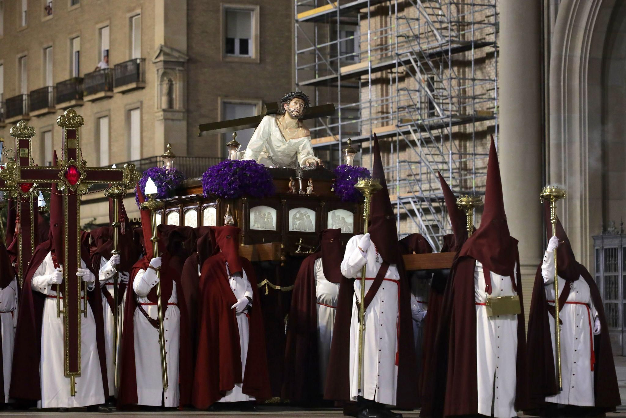 En imágenes | Zaragoza se conmueve con el 'Encuentro' de Jesús del Calvario y la Virgen de los Dolores