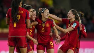 Aitana, en el centro, celebra uno de los goles de la selección junto a sus compañeras.