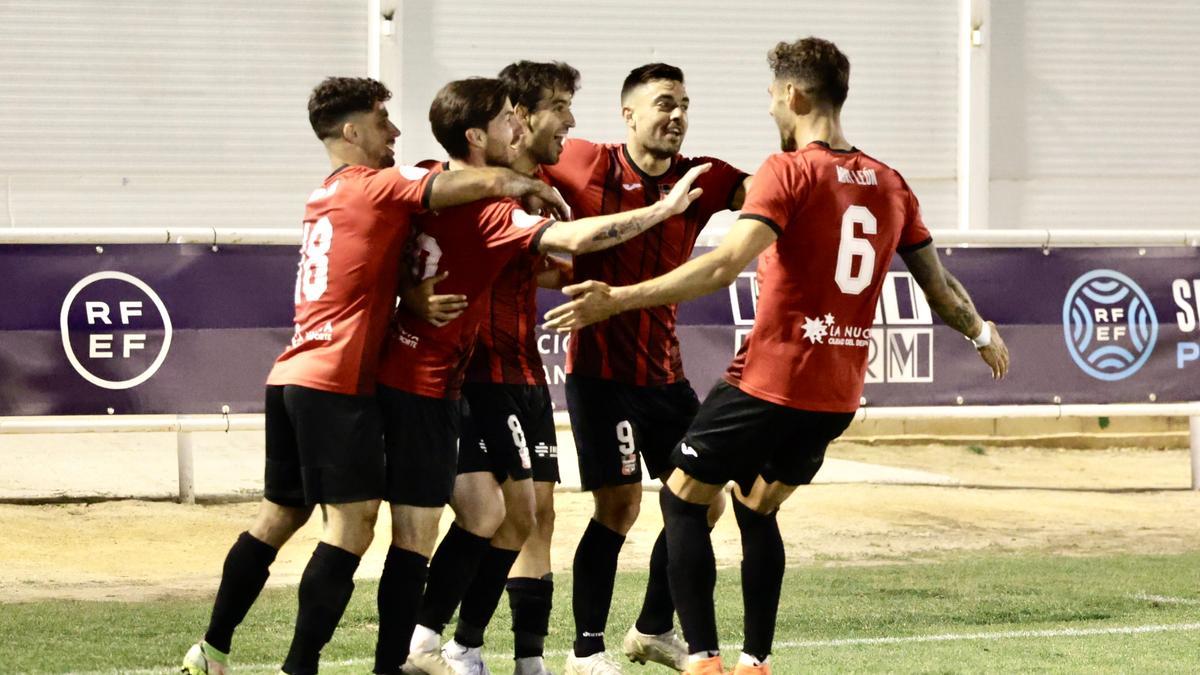 Los jugadores celebran uno de los goles que dieron el sábado el pase a La Nucía