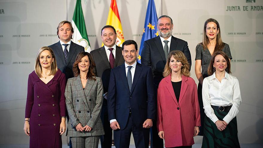 El presidente de la Junta, Juanma Moreno, junto a los nuevos delegados.