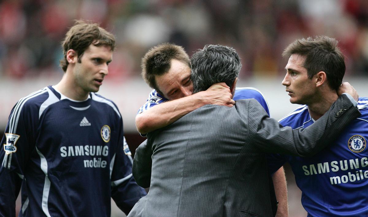 Chelsea's manager Jose Mourinho hugs John Terry, second left, and Frank Lampard, right, as Petr Cech, left, looks on after they drew their English Premiership soccer match against Arsenal at Emirates Stadium, London, Sunday, May 6, 2007. (AP Photo/Tom Hevezi) ** NO INTERNET/MOBILE USAGE WITHOUT FAPL LICENCE - SEE IPTC SPECIAL INSTRUCTIONS FIELD FOR DETAILS **. EXTRANJERO , INGLATERRA , COMPETICIONES , LIGA 2006/2007 , EQUIPOS , ARSENAL CONTRA CHELSEA , DE IZQ. A DER. CECH , JOHN TERRY , JOSE MOURINHO Y LAMPARD _ PUBLICADA DEPORTES 07/05/2007 P 3 _ PARTIDO DEPORTE