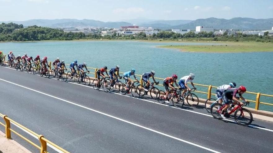 Un grupo de corredores, durante una prueba disputada recientemente por las carreteras de la provincia de Castellón.