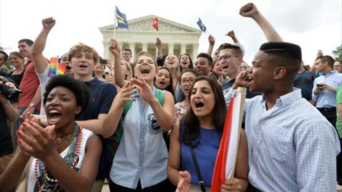 Una multitud celebra la histórica sentencia ante la fachada del Supremo estadounidense, en Washington.