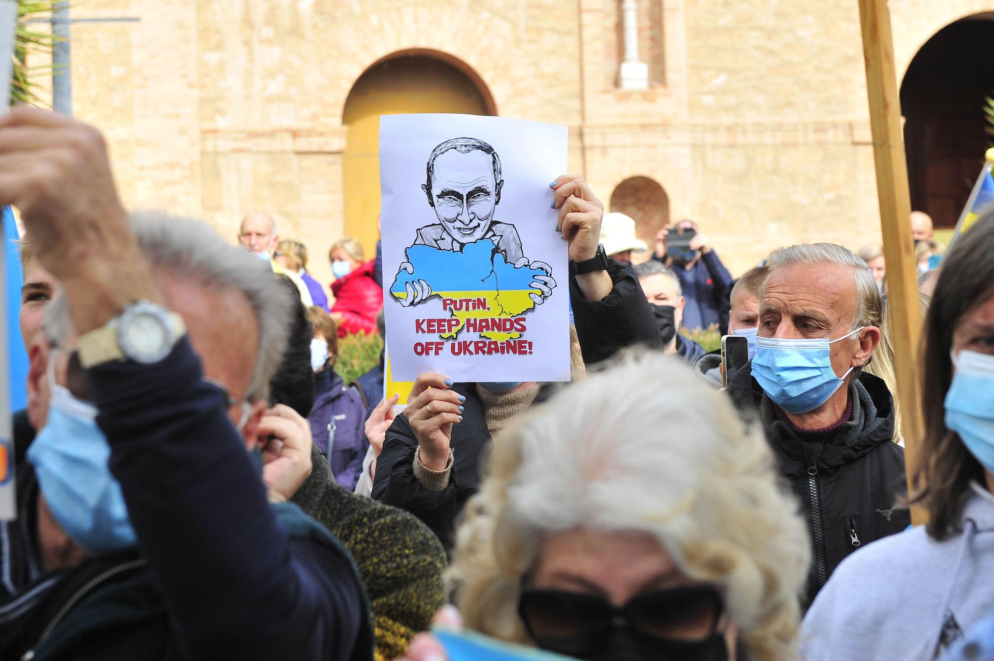 Un millar de personas se manifiesta en Torrevieja contra la invasión de Ucrania