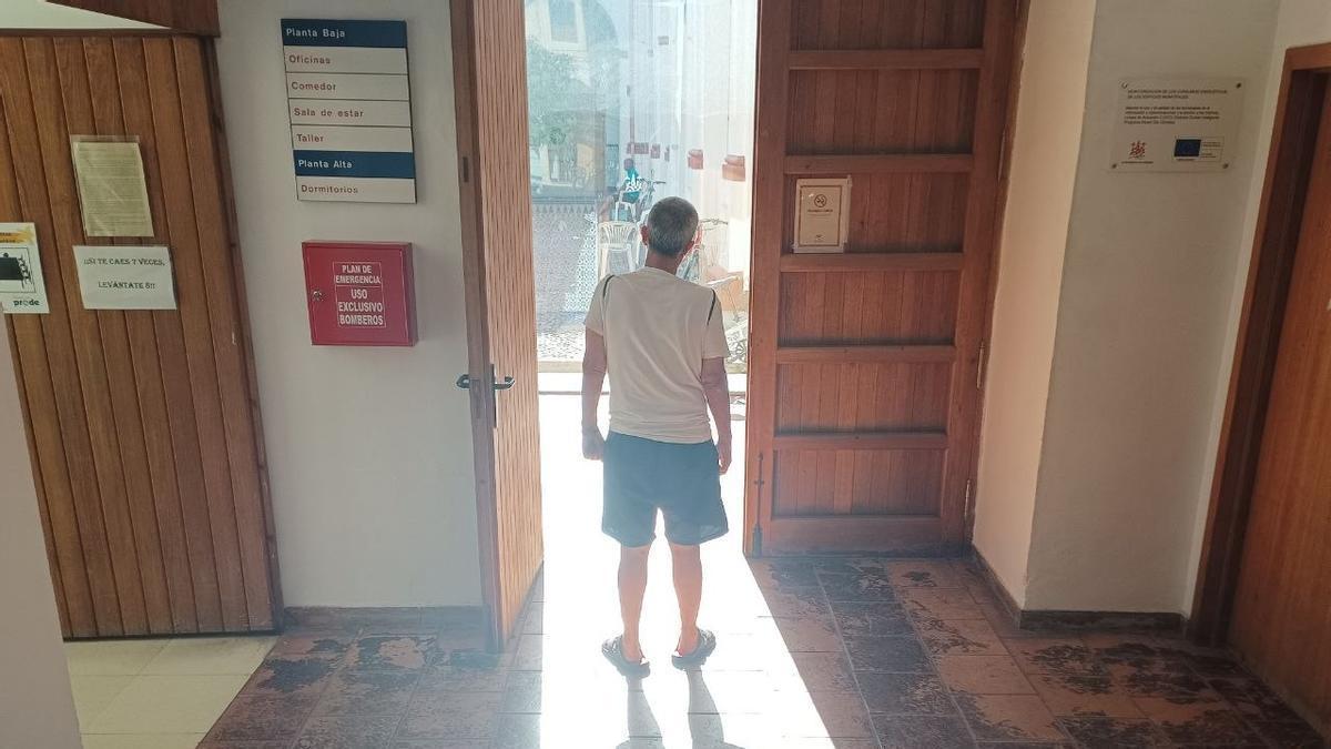 Francisco, en la puerta de la Casa Municipal de Acogida de Córdoba, donde durante un tiempo estuvo viviendo.