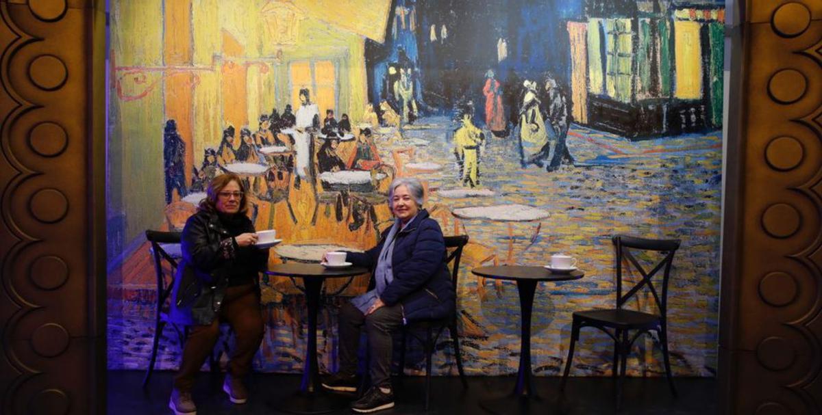 María Luis Menéndez y Dolores Perea posan para una foto junto al cuadro «Terraza de café por la noche». | Ángel González