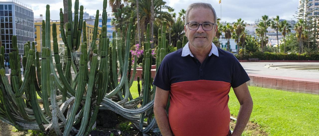 Joaquín Santana, presidente de la asociación vecinal Resurgir de Ojos de Garza, junto a la Fuente Luminosa.