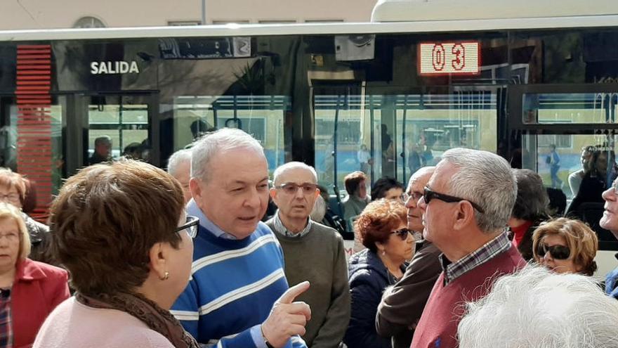 Protesta de usuarios porque el autobús de la línea 7 pasa cada ochenta minutos