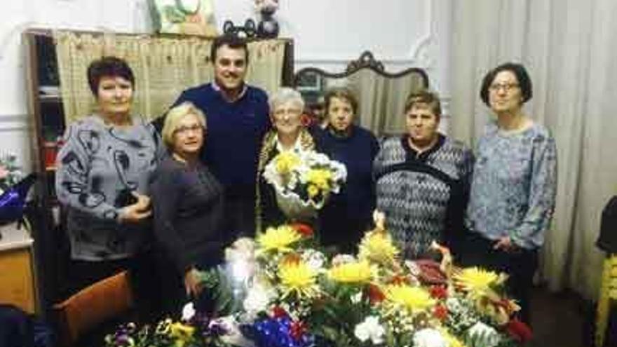 La asociación de amas de casa celebra con una chocolatada y un taller de flores la Navidad