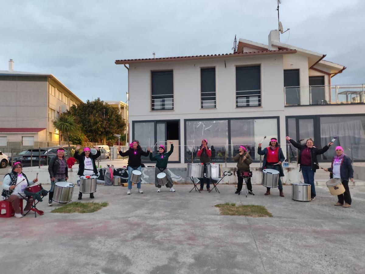 Más de 1.300 personas alumbran de rosa Cangas