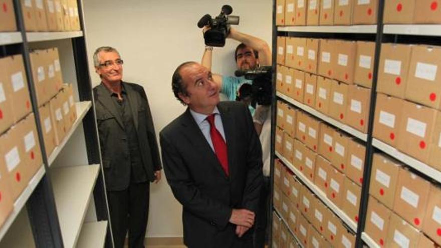 El presidente de la Diputación, José Joaquín Ripoll, junto al músico Luis Ivars, contempla una parte del archivo sonoro instalado en el Instituto Juan Gil-Albert.
