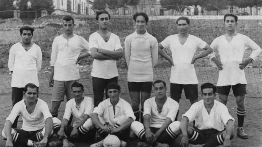 Once del Tenerife en un partido contra el Real Hespérides en su primer año de vida. Perera, Francisquillo Martín, Rodríguez Bello, Emilio Baudet, Manolo Cabrera, Joaquín Cárdenes (de pie), Julio Fernández del Castillo, Raúl Molowny, Graciliano Luis, Alfonso Reyes y Agustín Espinosa.