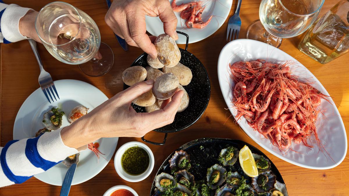 Camarones, lapas y papas con vino blanco en La Cofradía de Pescadores de Tajao.