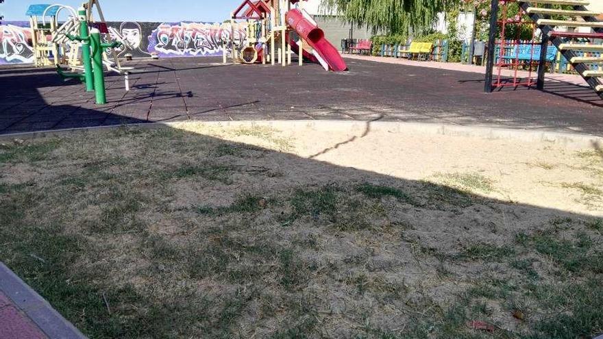 Vecinos del barrio de San Isidro piden una mayor atención para el parque infantil