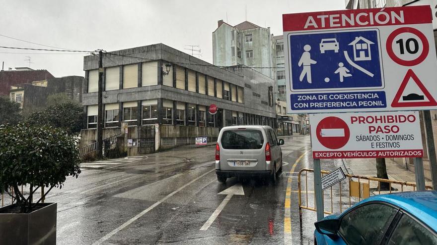 El acceso de vehículos a Praza Bugallal está prohibido sábados, domingos y festivos. |   // ANXO GUTIÉRREZ