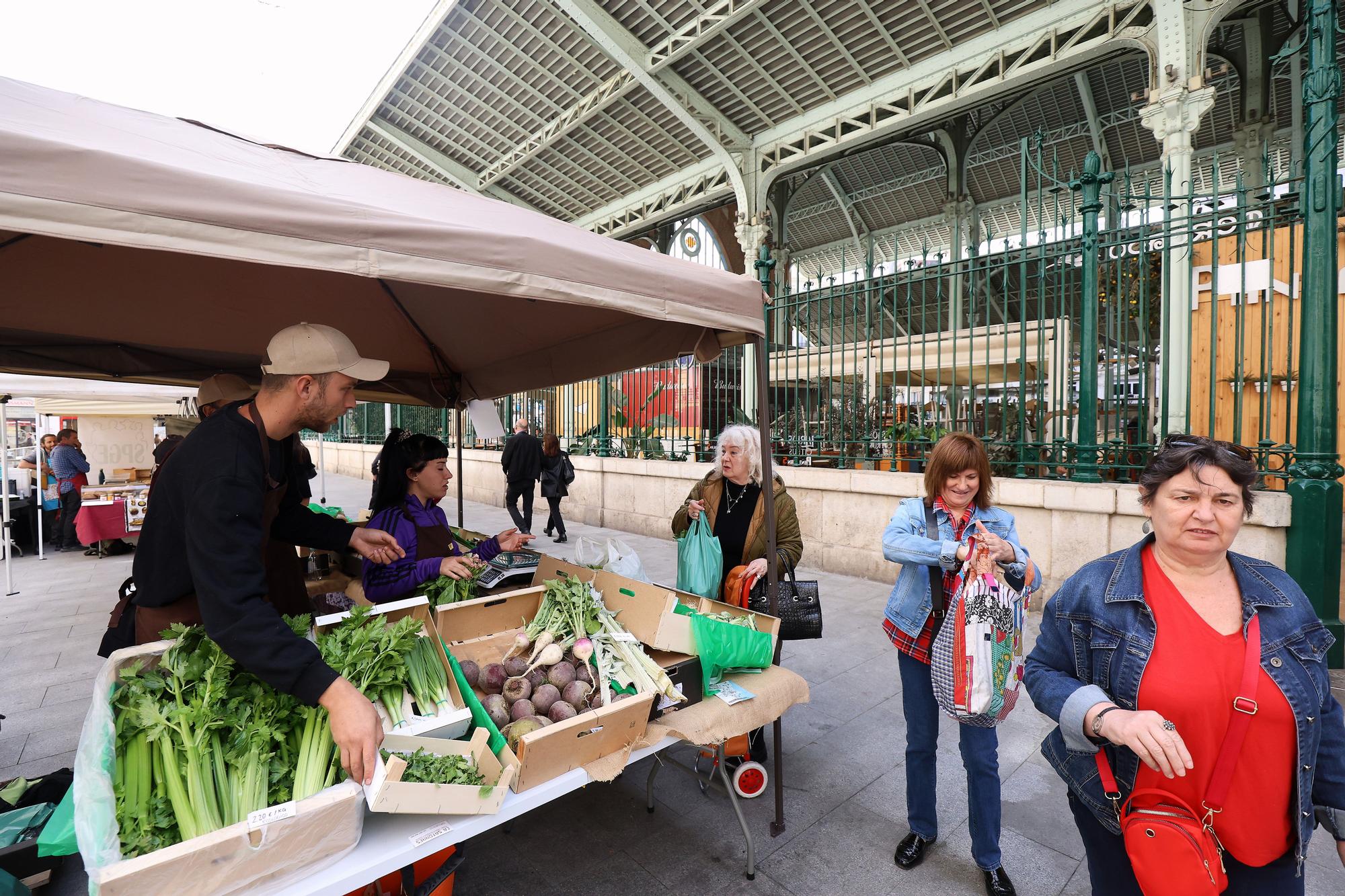 Mercadillo de frutas y verduras de huerta junto al mercado de Colón