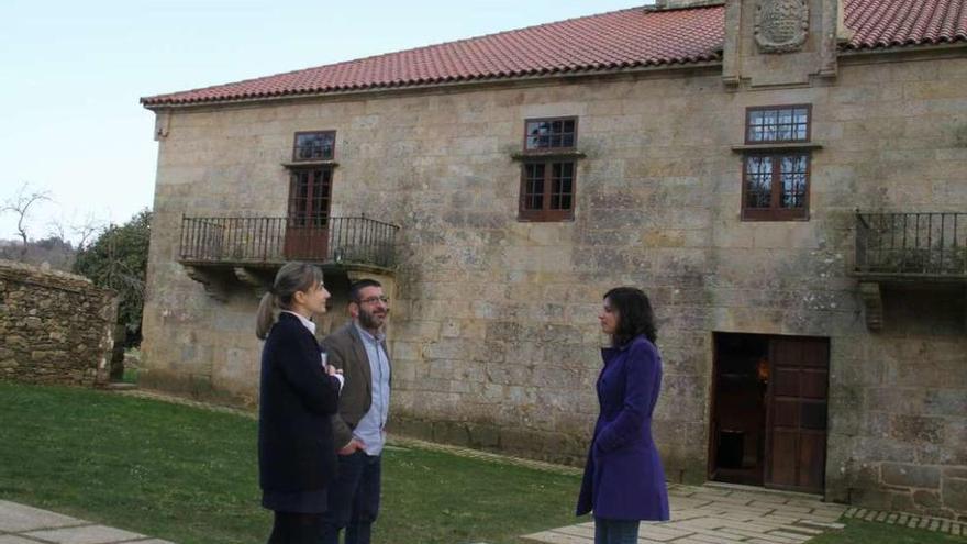 El Pazo de Liñares estrena guía  |  El Pazo de Liñares lalinense cuenta desde esta semana con un servicio de guía, inexistente hasta ahora. Al inmueble se incorporó una titulada en Turismo, contratada con cargo al plan provincial. El edil de Turismo, Francisco Vilariño, destaca la apuesta del gobierno local por impulsar Liñares, que está abierto todos los días de 11.00 a 14.00 y de 17.00 a 20.00 horas. Pese a que la mayor afluencia de turistas y de actividades se concentra los fines de semana, los grupos o personas que deseen conocer estas instalaciones pueden realizar una reserva mediante una llamada al número de teléfono 986 18 14 23. En Liñares se ubica el Museo Galego da Marioneta o el centro científico de la cultura arqueológica.