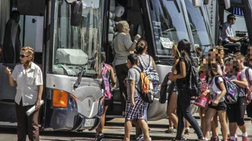 Los padres acusan al Consell de endurecer los requisitos para dar becas de transporte