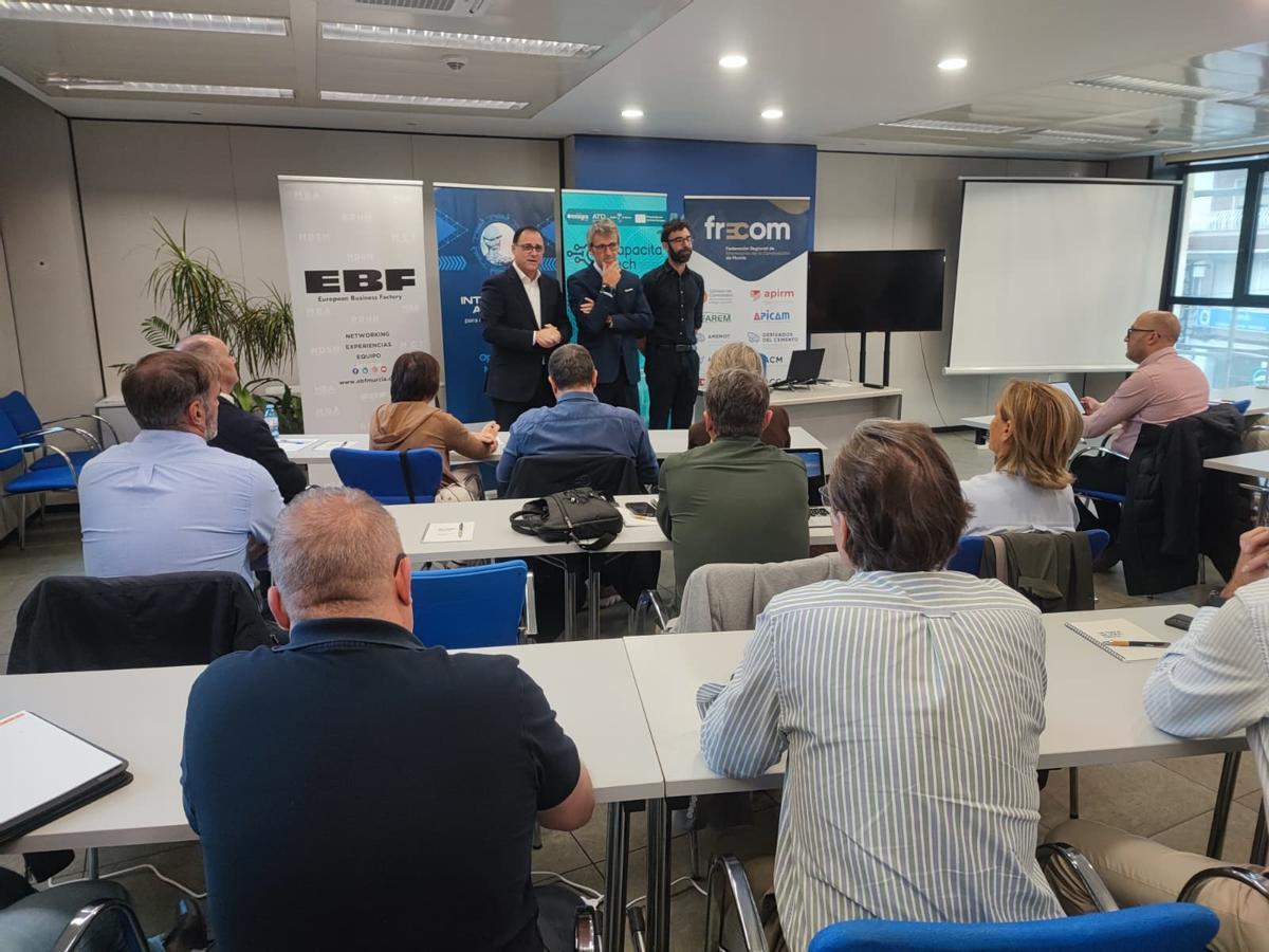 El presidente de Frecom, el consejero Marín y el profesor del curso, este viernes en la jornada organizada en la Croem.