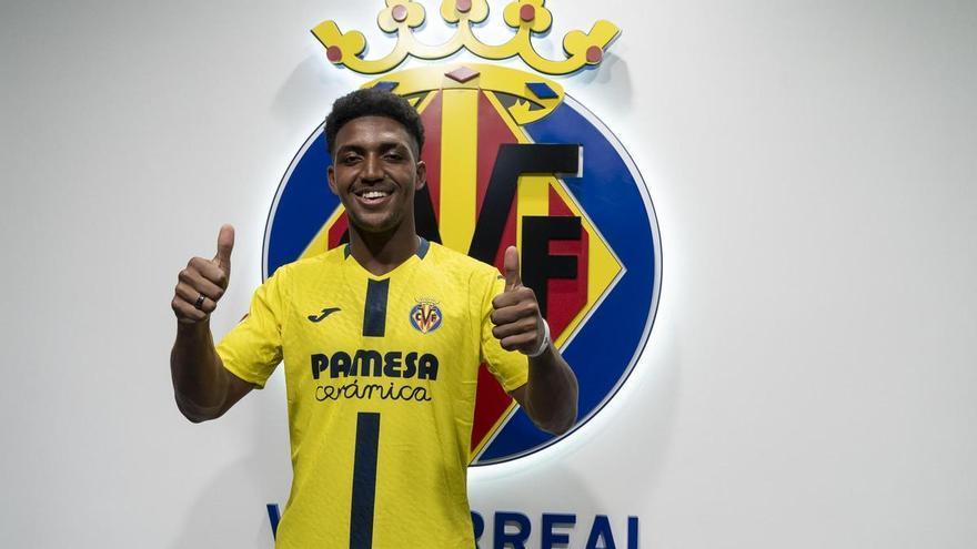 Vídeo | Alex Freeman ya posa como jugador del Villarreal CF: así ha sido el ingenioso anuncio de su fichaje