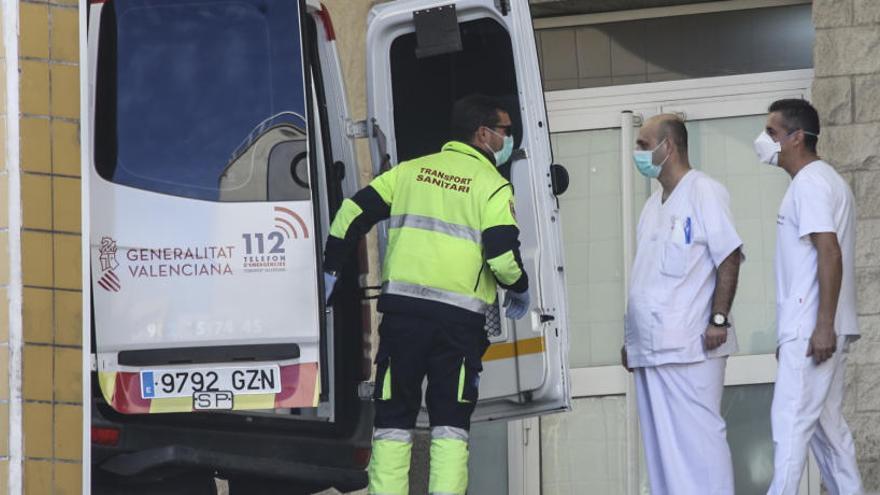 Personal sanitario protegido con mascarillas a las puertas de Urgencias del Hospital General de Alicante.