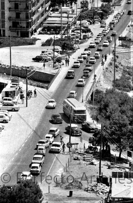 Así era el tráfico en la ciudad de Alicante en los años 60 y 70 en pleno verano