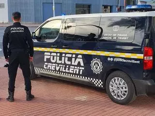 Dos policías locales de Crevillent salvan la vida a una vecina antes de la final del Mundial