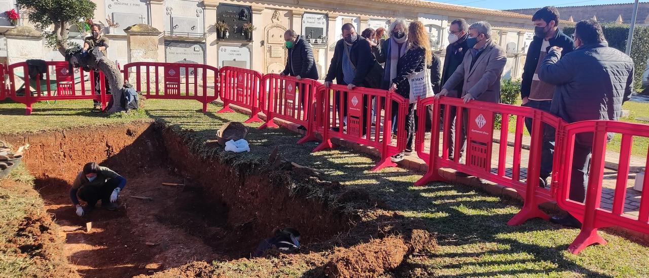 Las autoridades observan los trabajos de excavación iniciados este lunes en el cementerio de Inca.