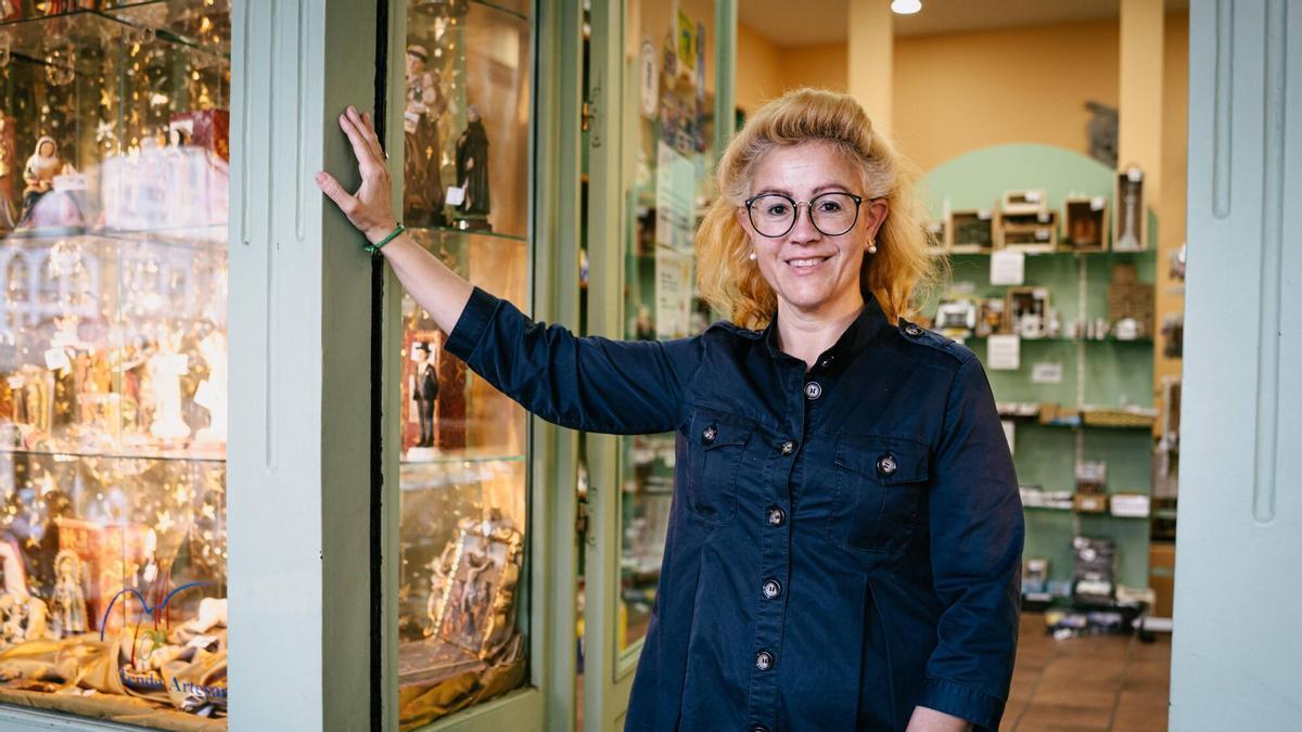 Ana María Fernández en la «Tenda Artesana» de la plaza Mayor de Ourense.