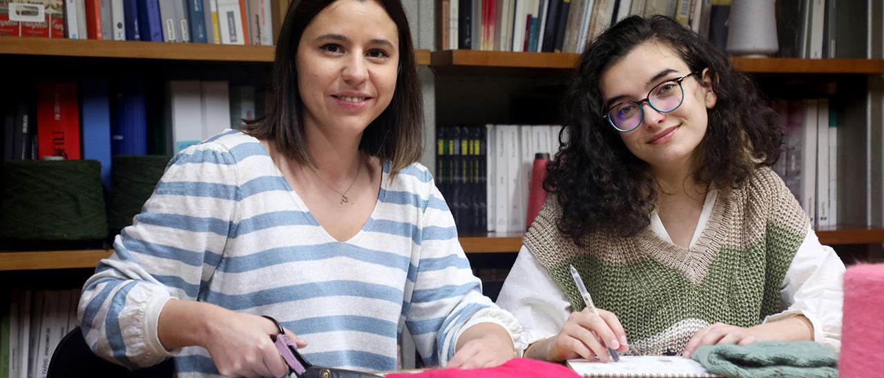 La diseñadora y empresaria Paula Montoto (izquierda) con la mentorizada, María Belén Muñoz, graduada en Deseño de Moda, en las instalaciones de la fábrica en Lalín.