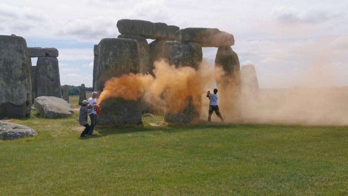 Activistas tiran harina de maiz con tinte naranja sobre los monumentos de Stonehenge.