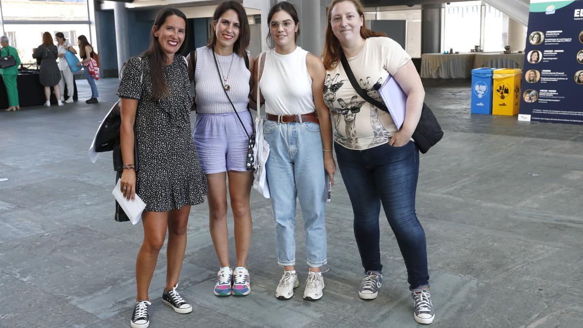 Un grupo de asistentes al foro posa en el entrada