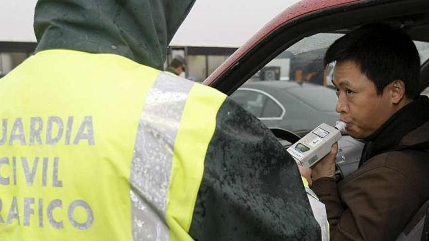 Un conductor realiza una prueba de alcoholemia durante la última campaña de Tráfico. / efe
