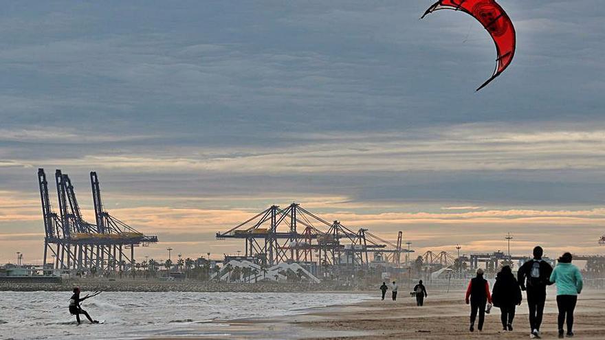 El tiempo en Valencia: deportes de viento en la playa, en imagen de archivo.