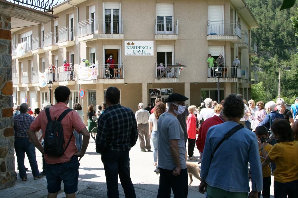 Els veïns reconeixen la tasca dels treballadors de la residència de Bagà