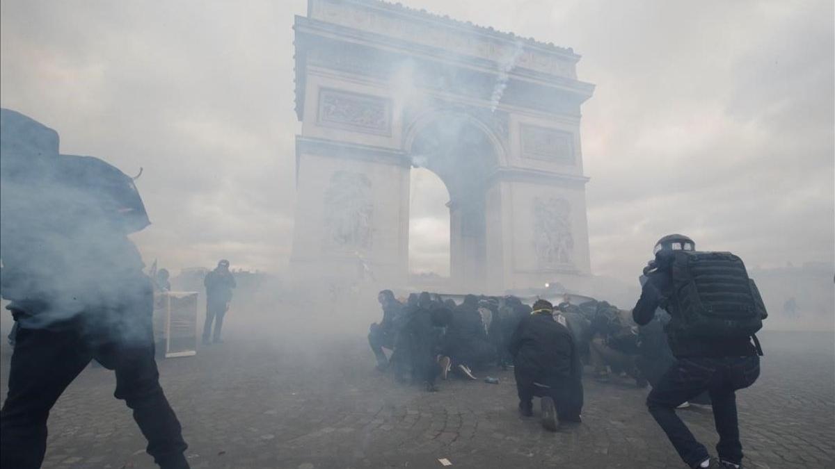 Protesta de los 'chalecos amarillos' cerca del Arco de Triunfo en París