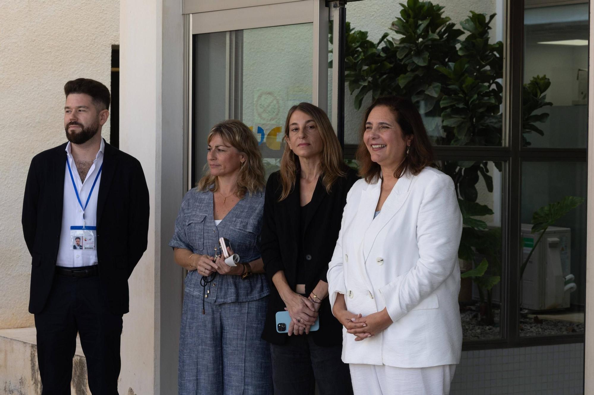 A la derecha de la imagen, de blanco, la consellera balear de Salud durante una visita a Ibiza este miércoles.