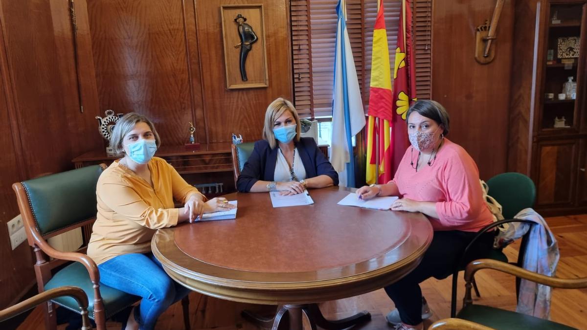 La alcaldesa Digna Rivas y la edil Iria Vilaboa, ayer, con la responsable da empresa En Lingua de Signos, Raquel González Lovelle. / FdV