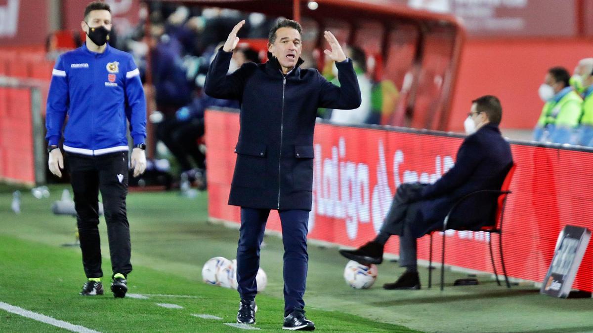 Luis García gesticula desdela zona técnica, durante elpartido.