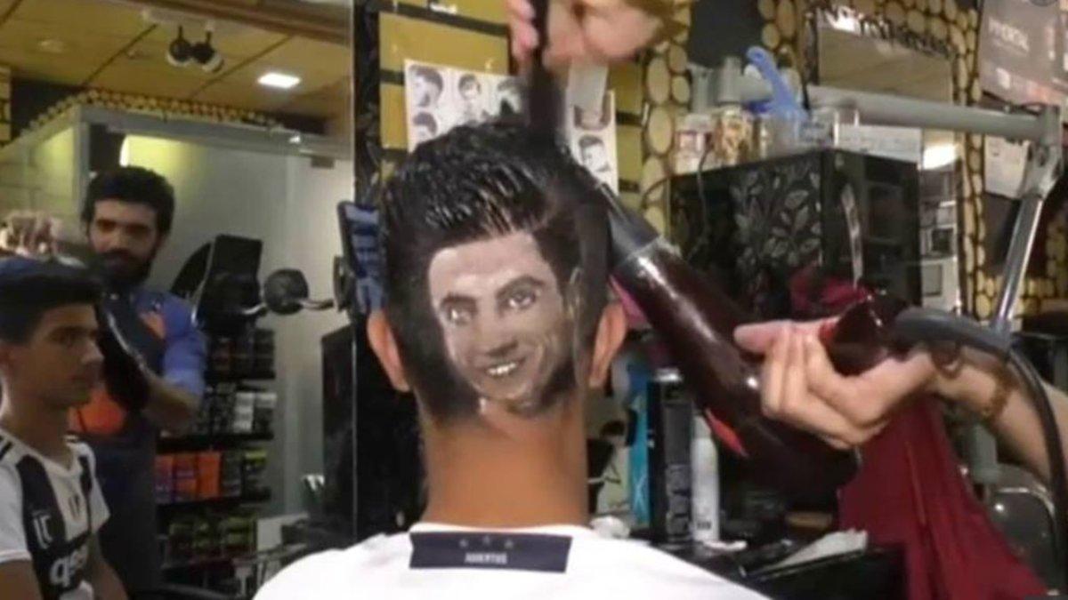 Un barbero iraní realiza la cara de Cristiano Ronaldo en sus clientes