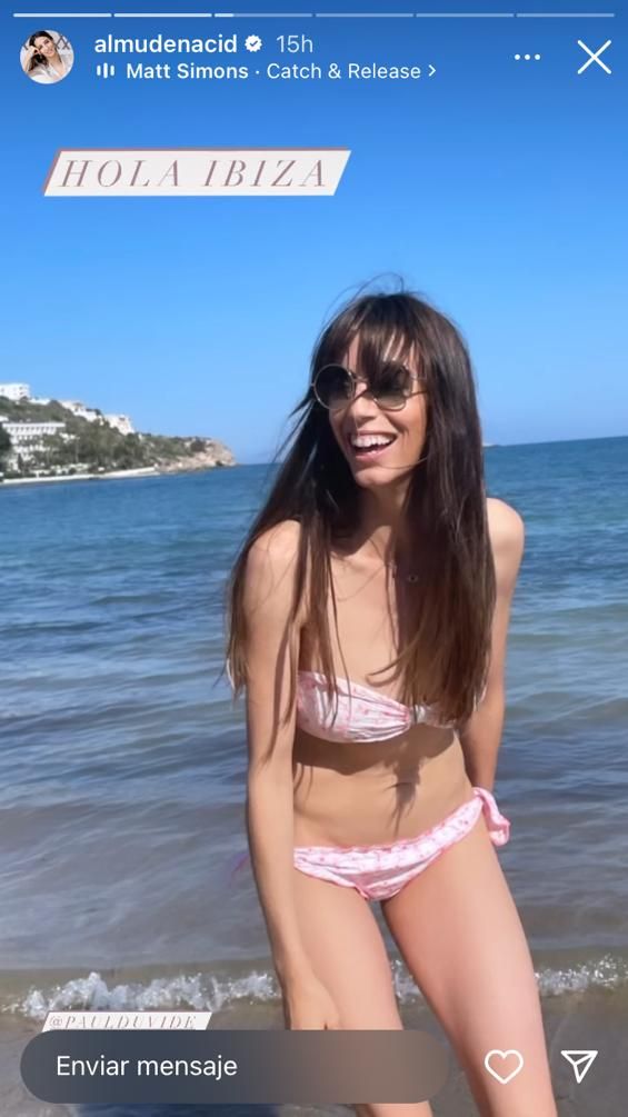 Almudena Cid aprovechó el sol y el calor para ir a la playa.