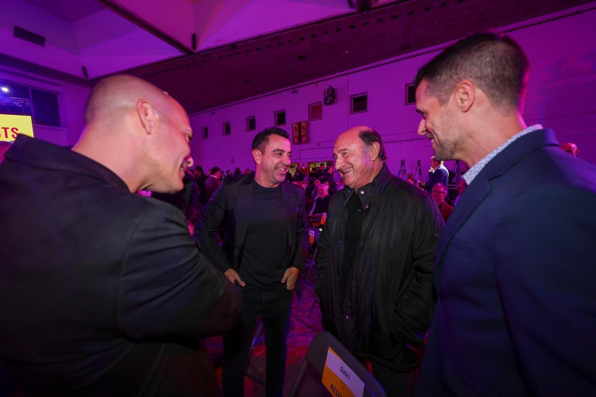 Gabri, ex del Barça, acompañó a Xavi al acto de Víctor Font