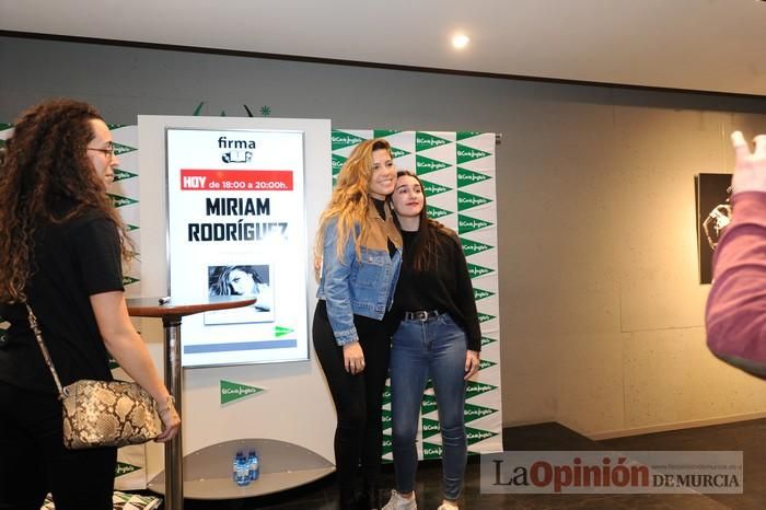 Miriam Rodríguez firma discos en El Corte Inglés