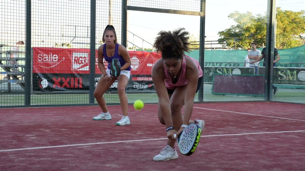 Alba Pérez golpea una bola en las semifinales de este viernes.