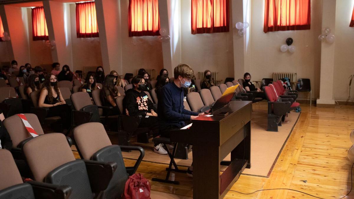 Uno de los alumnos del IES Universidad Laboral toca una de las piezas del concierto a piano.